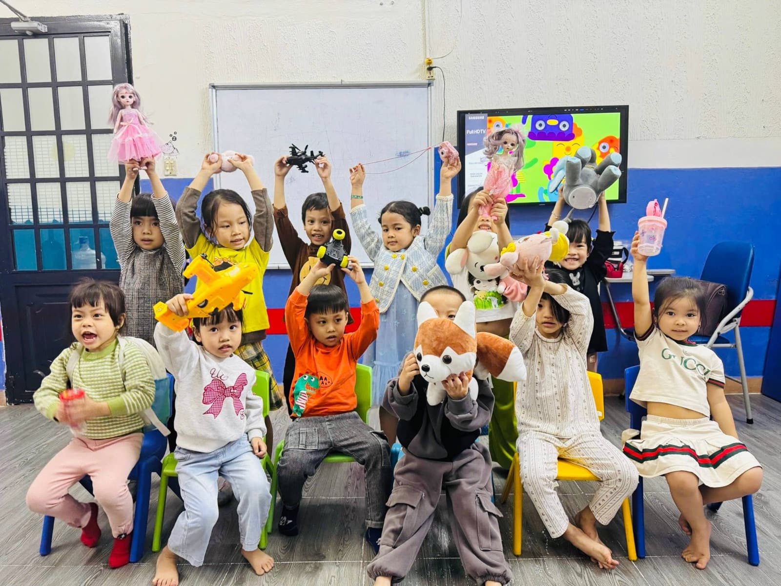 Lớp Kindy – các bạn nhỏ giơ đồ chơi khi học từ vựng