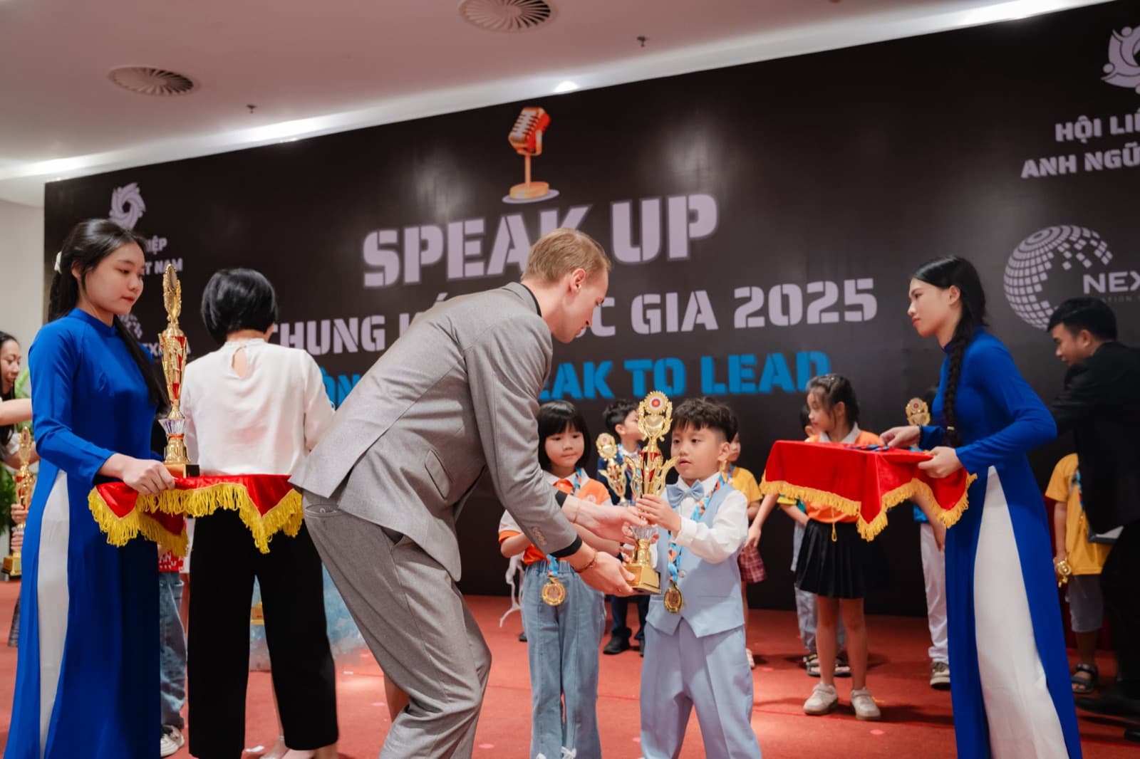 Học sinh Broad Way nhận cúp tại Chung kết Quốc gia cuộc thi Speak Up 2025