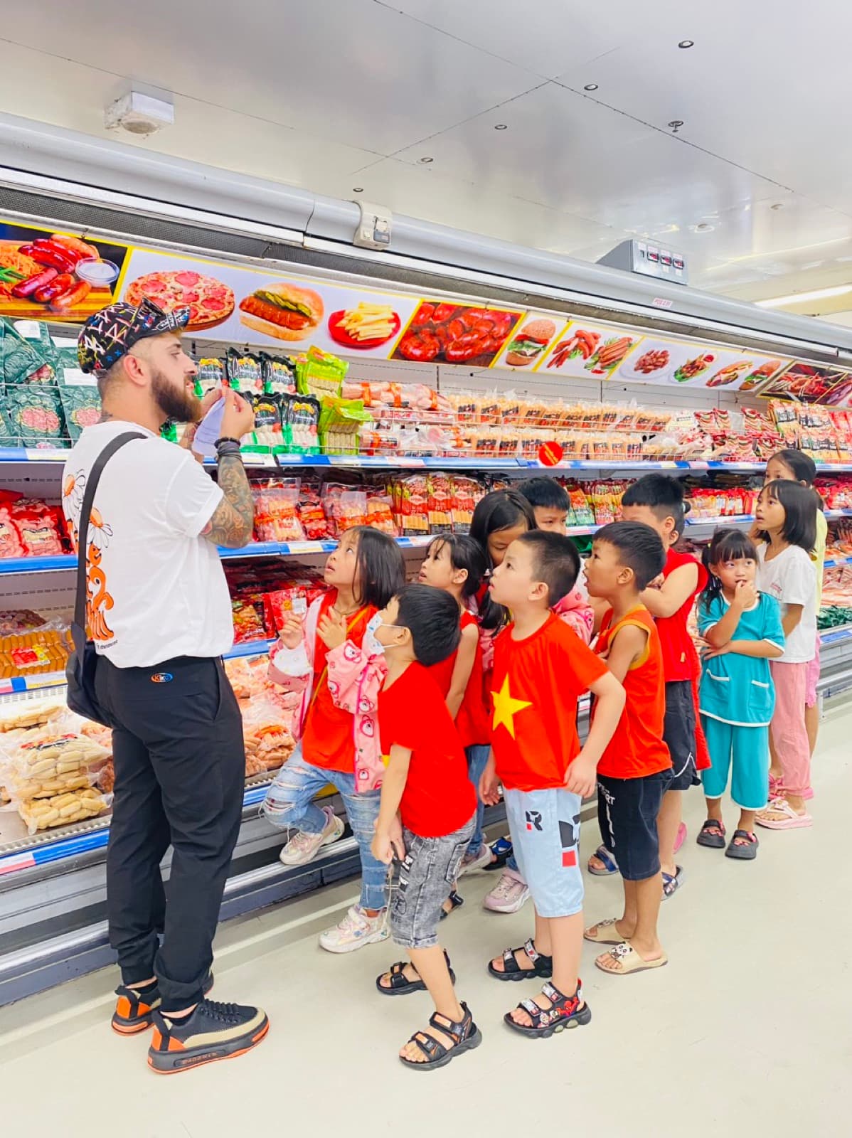 Thầy giáo bản ngữ dạy từ vựng cho học sinh trong buổi học thực tế